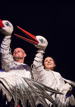 Zdjęcie ze spektaklu - dwóch aktorów w przebraniach białych bocianów.