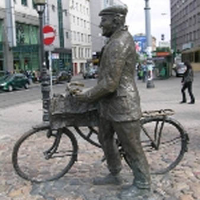 Stary Marych z rowerem, rzeźba ul. Półwiejska/Strzelecka