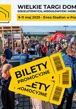 Informacje o targach związanych z budową domów, pod nimi zdjęcie wielu ludzi na otwartej przestrzeni targowej.
