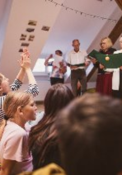 Wsytępujący seniorzy w sali Fyrtla Główna.