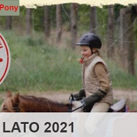 Dziewczynka na koniu. Napis: Lato 2021