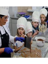 Dzieci w trakcie warsztatów z osobą prowadzącą