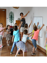 Grupa dzieci i animatorka w bawialni