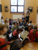 Dzieci siedzące na podłodze