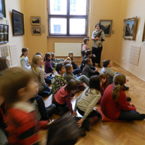 Dzieci siedzące na podłodze