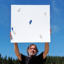 Andrzej Leśnik trzymający jedną ze swych prac