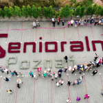 Zdjęcie seniorów wokół napisu "senioralni Poznań".
