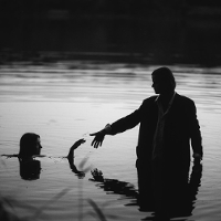 Zdjęcie duetu w jeziorze.
