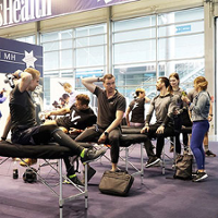 Zdjęcie ludzi ćwiczących na targach FIT EXPO
