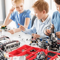 zdjęcie dzieci konstruujących roboty
