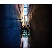 Uczestnicy zwiedzają wystawę