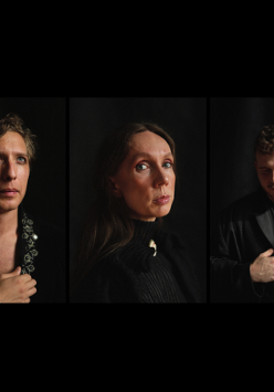 Na czarnym tle cztery postacie w czarnych ubraniach.