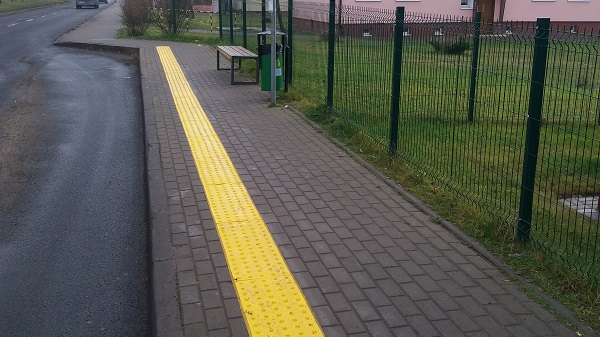 Przystanek Bloki (w stronę Sypniewo) pasy Brajla