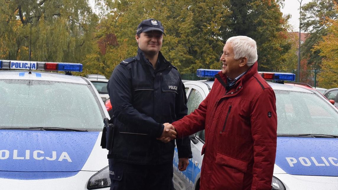 Przewodniczący Rady Osiedla H. Józefowski przekazuje radiowóz Komendzie Miejskiej Policji