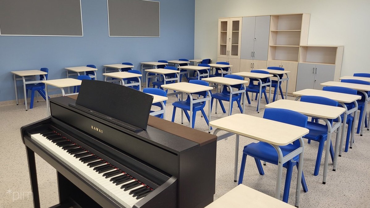 Sala lekcyjna w nowej szkole na Strzeszynie, w sali stoi pianino