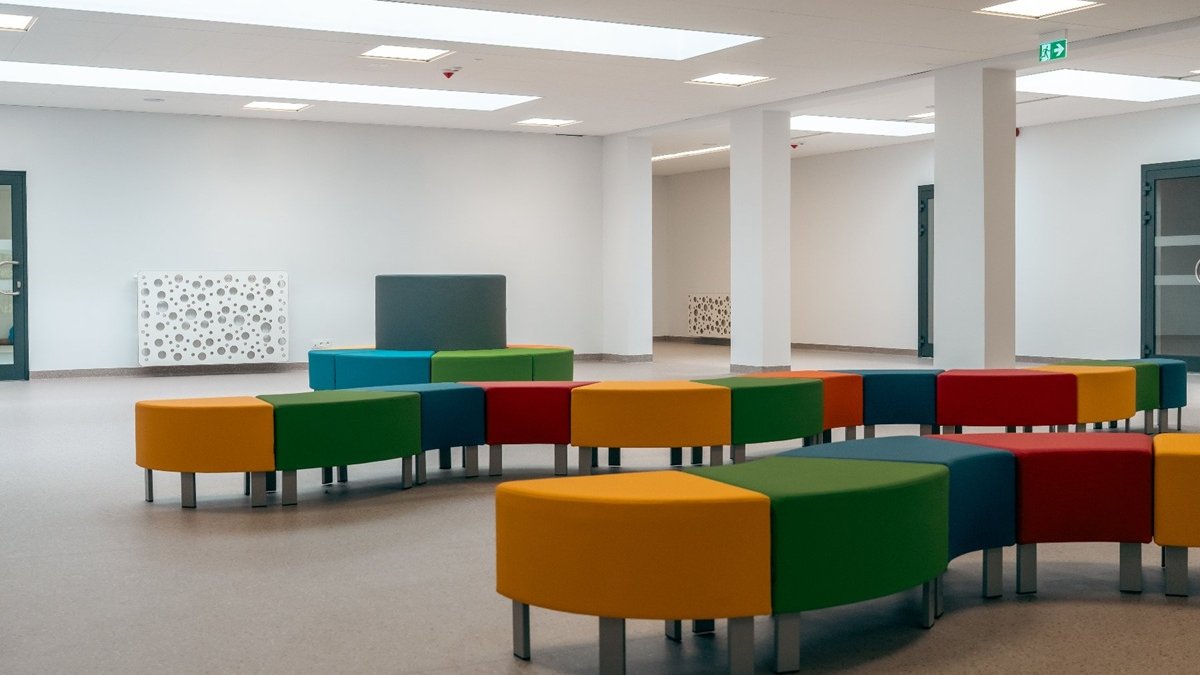 hol w budynku szkoły, kolorowe siedziska