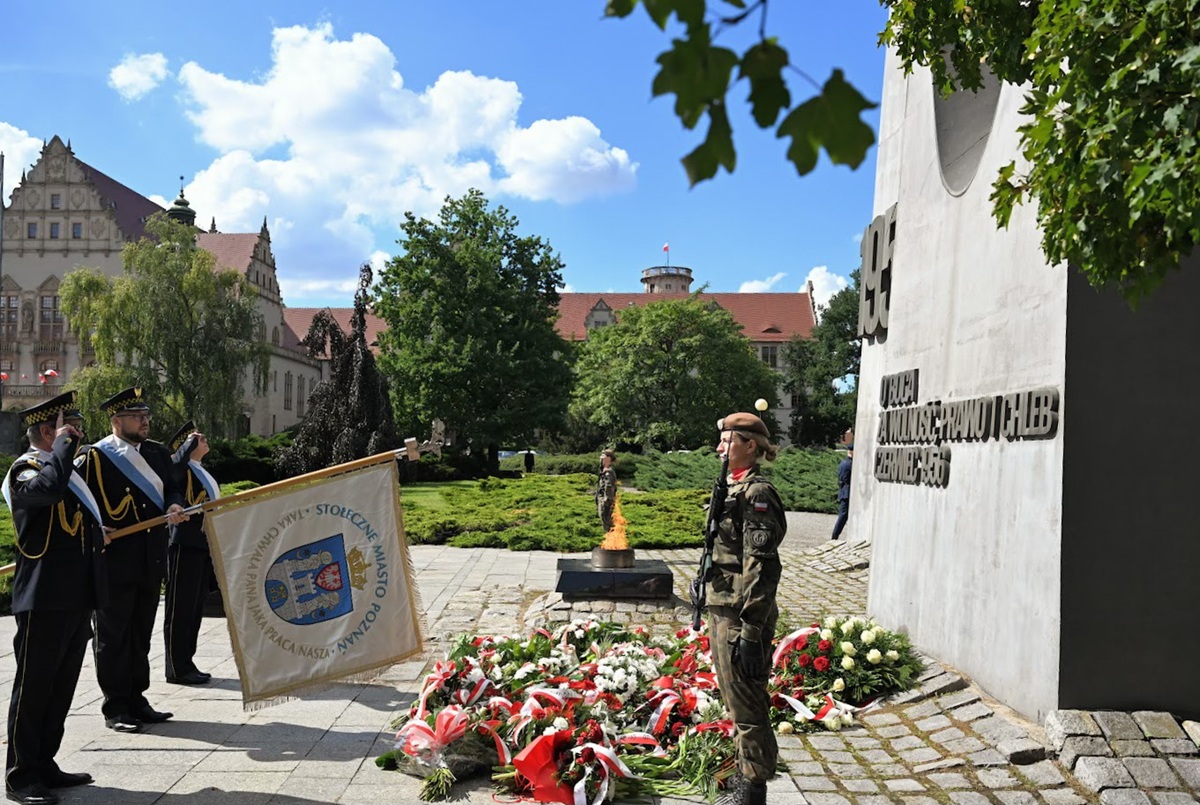 Przed pomnikiem Poznańskiego Czerwca 1956 wartę pełnią żołnierze, prze pomnikiem złożone wiązanki kwiatów, przed pomnikiem stoi poczet sztandarowy Straży Miejskiej ze sztandarem Poznania - grafika artykułu