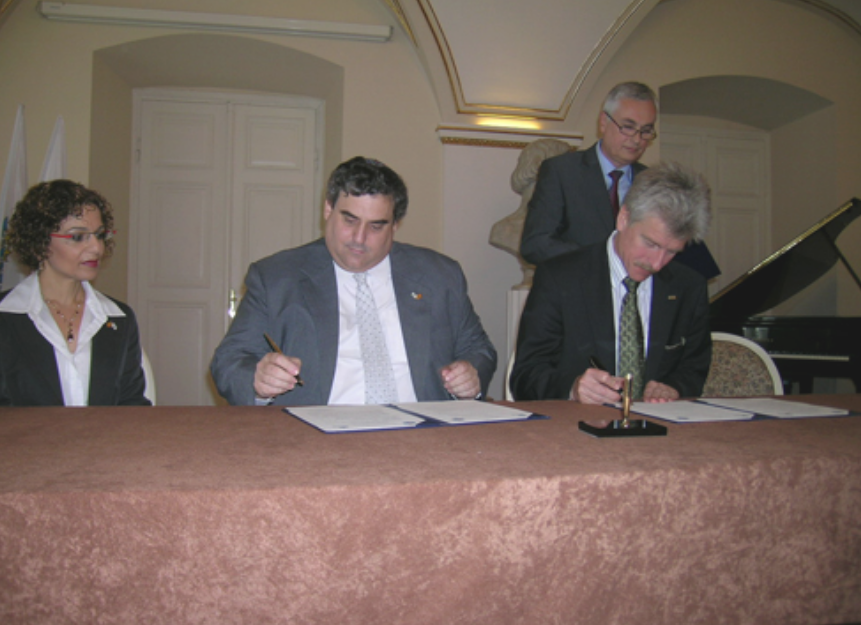 21 czerwca 2010 roku w Poznaniu zastępca burmistrza Ra'anana Arieh Friedman i ówczesny prezydent Miasta Ryszard Grobelny podpisali porozumienie o współpracy między tymi miastami Przy stole dwóch mężczyzn w garniturach podpisuje dokumenty, obok siedzi kobieta, za nimi stoi inny mężczyzna