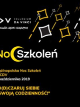 Baner: czarne tło, biało-żółty napis, romby jako spadające gwiazdy.