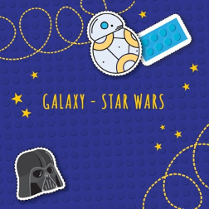 Baner wydarzenia: duzy granatowy kolcek lego na nim napisy, gwiazdki, maska dartha Vadera, robot i klocek.