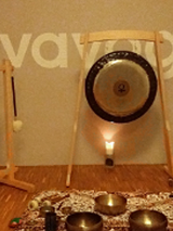 Baner wydarzenia: Misy i gongi ustawione na podłodze i dwa powieszone na stojakch.: