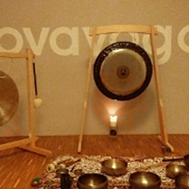 Baner wydarzenia: Misy i gongi ustawione na podłodze i dwa powieszone na stojakch.: