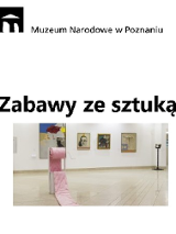 Sala wystaw. Na środku: rolka różowego materiału.