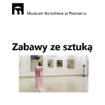 Sala wystaw. Na środku: rolka różowego materiału.