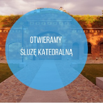 Śluza katedralna. Na środku błękitne koło z białym napisem: Otwieramy śluzę katedralną".