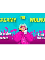 Kobieta w różowym stroju na tle tańczących osób z chorągiewkami, na górze żółty napis na turkusowym tle.