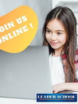 Dziwczynka w koszuli w czerwono-białą kratę przy laptopie. W lewym górnym rogu napos na żółtym tle.