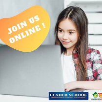 Dziwczynka w koszuli w czerwono-białą kratę przy laptopie. W lewym górnym rogu napos na żółtym tle.