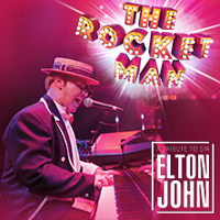 Na amarantowym tle Elton John siedzący przy fortepianie. W prawym górnym rogu napis the rocket man, w prawym dolnym rogu napis Elton John.