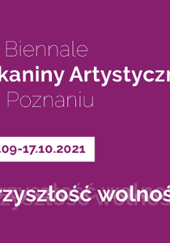 Fioletowy baner z nazwą wydarzenia.