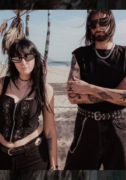 Baner z nazwą wydarzenia. Zdjęcie osób artystycznych.