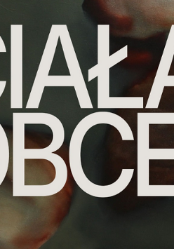 Biały napis Ciała obce na mazanym tle.