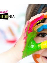 dziecko z wymalowaną twarzą