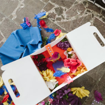 Kolorowe kwity , wstążki i na blacie i w białym pudełku.