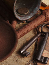 Kapelusz,2 stare klucze, stary kubek.