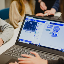 Dzieci przy laptopie