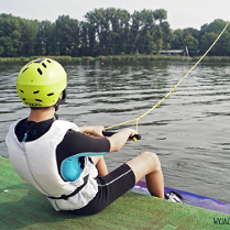 Uczestnik w kasku i piance gotowy do startu