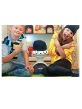 Uśmiechnięci chłopiec i dziewczynka siedzą na podłodze. Między nimi najprawdopodobniej robot w czapce.