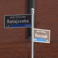 Fotografia tablic z nazwami ulic w Poznaniu.
