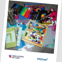 Zdjęcie przedstawiające farbki, pisaki, artykuły papiernicze.