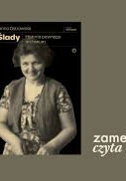 Na oliwkowym tle okładka książki Joanny Ostrowskiej pod tytułem "Ślady. Historia pewnego archiwum". Na okładce uśmiechnięta kobieta w krótkich włosach, ubrana w kwiecistą sukienkę i kamizelkę.