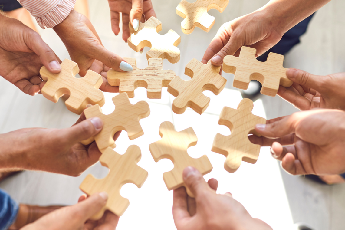 Projekt zGRAny sektor Grafika zapraszająca do wzięcia udziału w projekcie zGRAny sektor, na zdjęciu widać dłonie trzymające puzzle