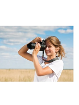 Uśmiechnięta dziewczyna z robi zdjęcie.