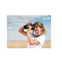 Uśmiechnięta dziewczyna z robi zdjęcie.