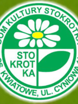 Logo: w kole stokrotka. Środek podzielony na trzy pola: kwiat, liść i napis: stokrotka.