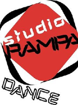 Logo w białych, czerwonych i czarnych barwach. Napisy: białe i czarne. Na środku czerwony, wyoblony w narożnikach kwadrat, ustawiony narożnikiem w dół.